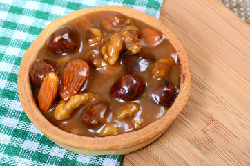 Cake from shortcake dough with nuts