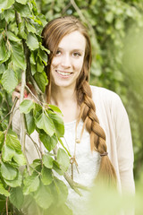 junge Frau mit langen roten Haaren
