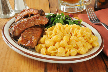 Barbecued ribs with macaroni and cheese