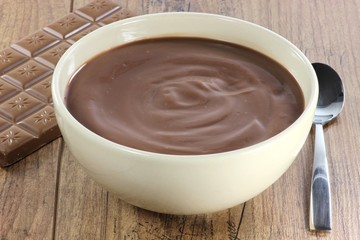 Schokoladenvla in Keramikschale auf Holztisch