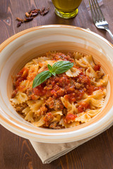 Farfalle con salsa di pomodoro e salsiccia