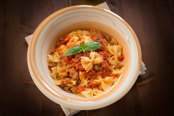 Farfalle con salsa di pomodoro e salsiccia
