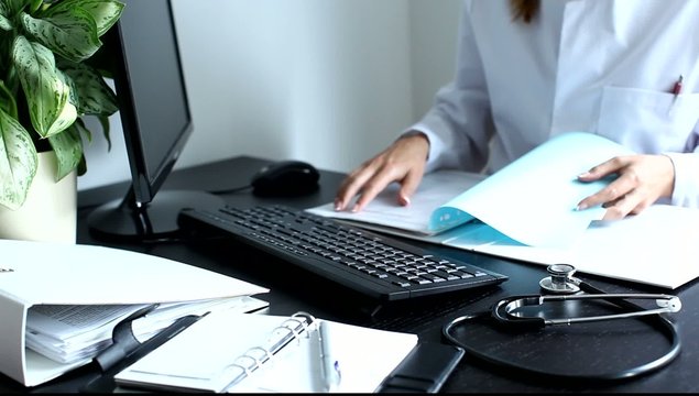 Frau bl&auml;ttert im Ordner