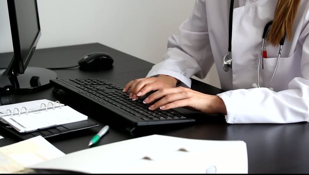 &Auml;rztin tippt Tastatur
