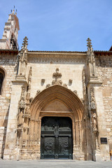 Fototapeta na wymiar puerta y arco de entrada de la iglesia de san lesmes en burgos