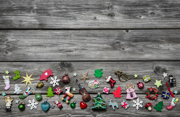 Weihnachten: Hintergrund aus Holz mit Dekoration bunt
