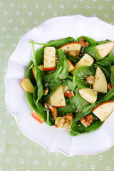 Green salad with spinach, apples, walnuts and cheese