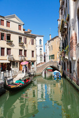 Fototapeta na wymiar Gondel in een kanaal in Venetië