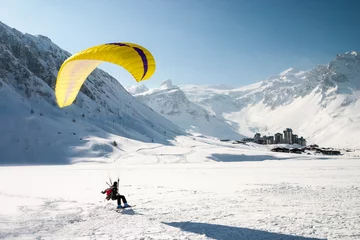 Fototapeten Gleitschirmlandung auf Skiern in Tignes, Französische Alpen © mandritoiu