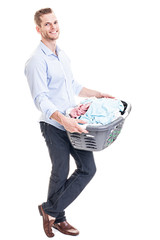 Mann mit Wäschekorb