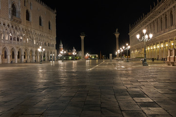 Fototapeta na wymiar The streets of Venice Long exposure By Night. 