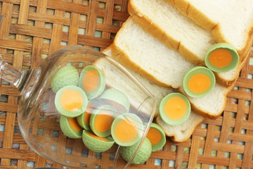 Sliced ​​bread with chocolate green