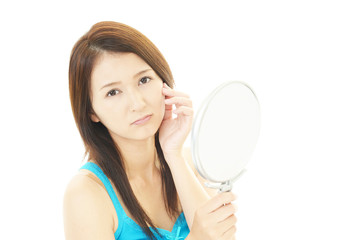 顔のシミを気にする女性
