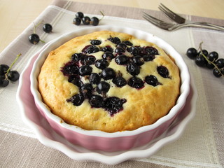 Rührkuchen mit schwarzen Johannisbeeren