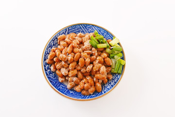 小皿に入れた納豆