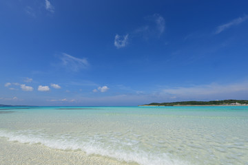 美しい沖縄のビーチと夏空