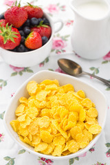 Cornflakes with strawberries and blueberries