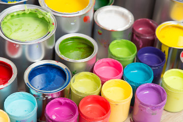 Bunte Farbdosen auf Parkettboden