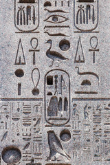 ägyptische Hieroglyphen an einem römischen Obelisken