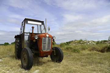 Alter Traktor im Gelände