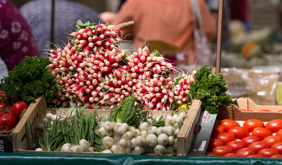 Radis sur un étal de marché