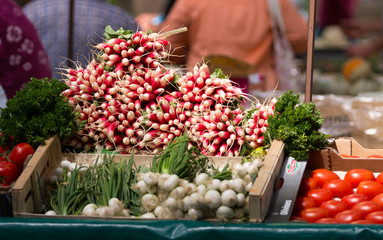 Radis sur un étal de marché
