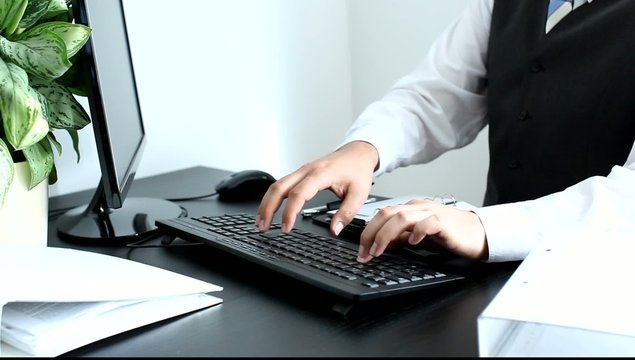 Gesch&auml;ftsmann tippt auf Tastatur
