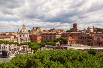 Fototapeta na wymiar Stadtansicht von Rom bei den antiken Kaiserforen