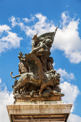 Säule mit Skulpturen vor dem Vittoriano Denkmal in Rom