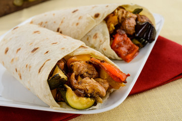 Tortilla messicane con pollo e verdure