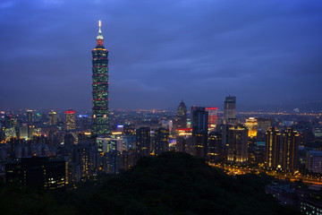 Fototapeta na wymiar Cityscape of Taipei's downtown in nightfall in Taiwan