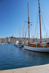 Voilier dans le vieux port de Marseille