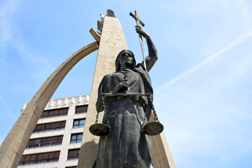 Fototapeta na wymiar escultura representando la justicia