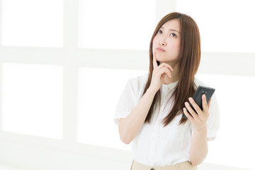 Fototapeta premium スマートフォンを見る女性