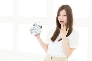 時計を見る女性