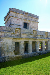 Fototapeta na wymiar Maya construction in archeologycal zoneof Tulum