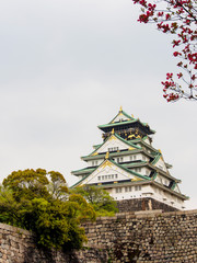 Naklejka premium Osaka castle with cloudy sky, Osaka, Japan