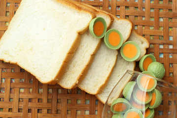 Sliced ​​bread with chocolate green