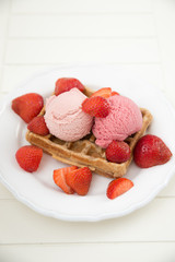Erdbeer Waffeln mit Erdbeereis