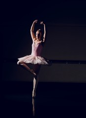 Beautiful ballerina dancing en pointe © WavebreakmediaMicro