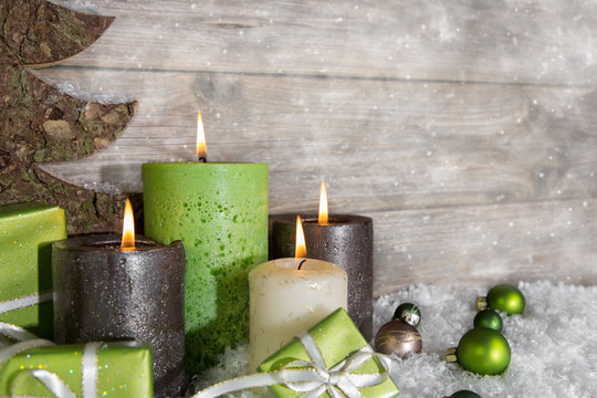 Vier Adventskerzen: Weihnachten Dekoration in grün