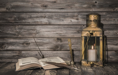 Alter Hintergrund rustikal mit Kerze, Buch und Tinte, Feder