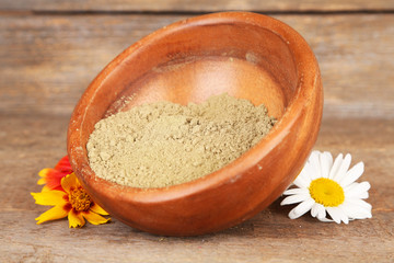 Obraz na płótnie Canvas Dry henna powder in bowl on wooden table