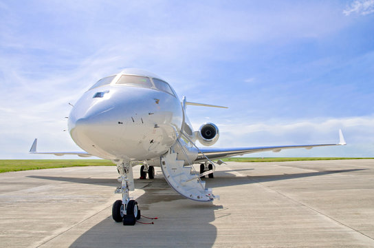 Luxury Private Jet Airplane - Side view - Bombardier Global