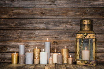 Weihnachten: Viele Kerzen mit Laterne auf Holz Hintergrund