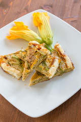 Fette di torta salata con zucchine e uova