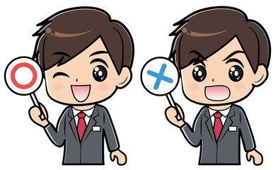 まるばつ札を上げる男性