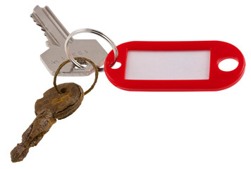 clé normale, clé rouillée et porte-étiquette rouge