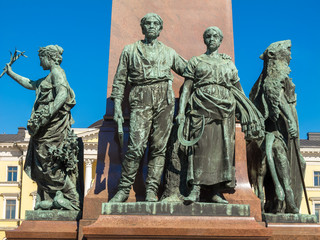 Fototapeta na wymiar Helsinki, Alexander-II.-Denkmal, allegorische Figurengruppe