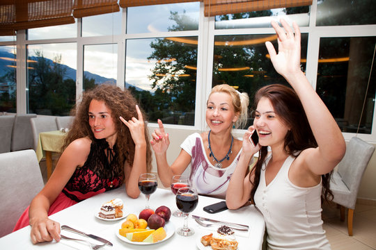 Три девушки обедают в кафе